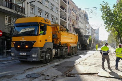 Obras de Aquavall en la plaza Madrid y fresado en la calle Gamazo.