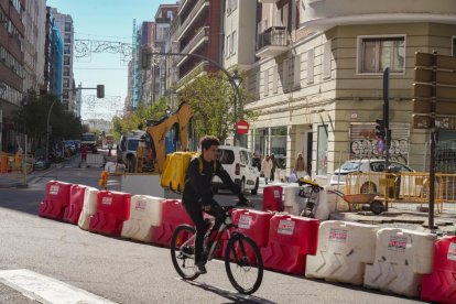Obras de Aquavall en la plaza Madrid y fresado en la calle Gamazo.