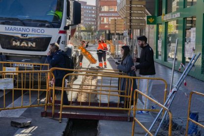 Obras de Aquavall en la plaza Madrid y fresado en la calle Gamazo.