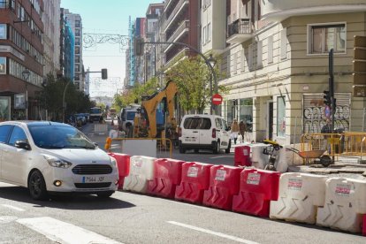 Obras de Aquavall en la plaza Madrid y fresado en la calle Gamazo.