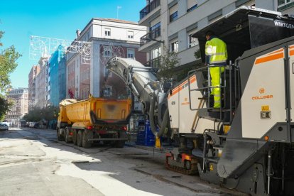 Obras de Aquavall en la plaza Madrid y fresado en la calle Gamazo.