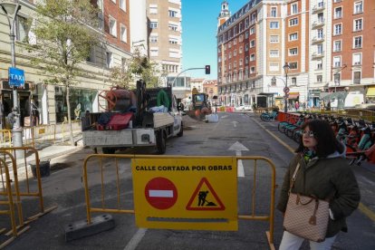 Obras de Aquavall en la plaza Madrid y fresado en la calle Gamazo.