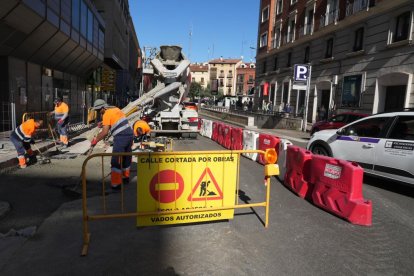 Obras de Aquavall en la plaza Madrid y fresado en la calle Gamazo.