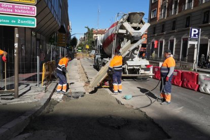 Obras de Aquavall en la plaza Madrid y fresado en la calle Gamazo.