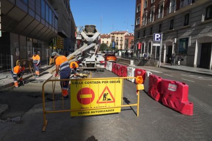 Obras de Aquavall en la plaza Madrid y fresado en la calle Gamazo.