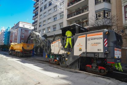 Obras de Aquavall en la plaza Madrid y fresado en la calle Gamazo.