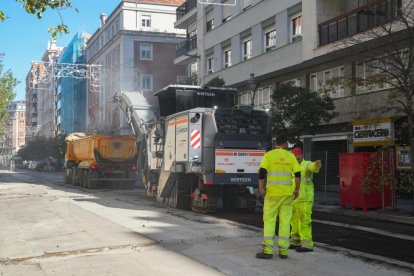 Obras de Aquavall en la plaza Madrid y fresado en la calle Gamazo.