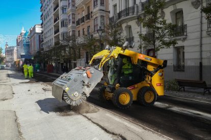 Obras de Aquavall en la plaza Madrid y fresado en la calle Gamazo.