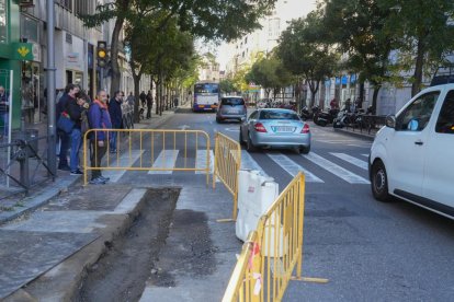 Obras de Aquavall en la plaza Madrid y fresado en la calle Gamazo.
