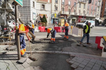 Obras de Aquavall en la plaza Madrid y fresado en la calle Gamazo.