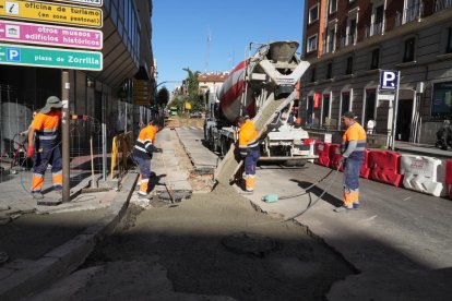 Obras de Aquavall en la plaza Madrid y fresado en la calle Gamazo.
