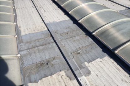 Vista parcial de una zona de la cubierta de Pisuerga en mal estado.