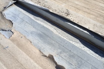 Vista parcial del estado de la cubierta del polideportivo Pisuerga.
