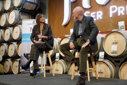 Los escritores Arturo Pérez-Reverte y María José Solano presentan en Bodegas Protos la nueva colección de obras de aventura de Zenda libros.