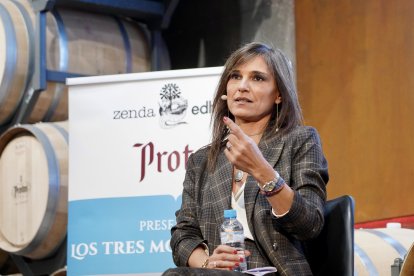 Los escritores Arturo Pérez-Reverte y María José Solano presentan en Bodegas Protos la nueva colección de obras de aventura de Zenda libros.