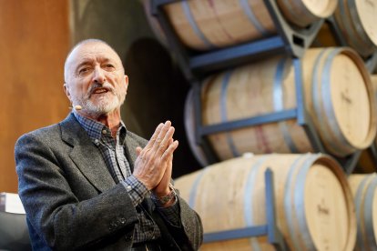 Los escritores Arturo Pérez-Reverte y María José Solano presentan en Bodegas Protos la nueva colección de obras de aventura de Zenda libros.
