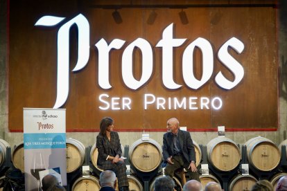 Los escritores Arturo Pérez-Reverte y María José Solano presentan en Bodegas Protos la nueva colección de obras de aventura de Zenda libros.