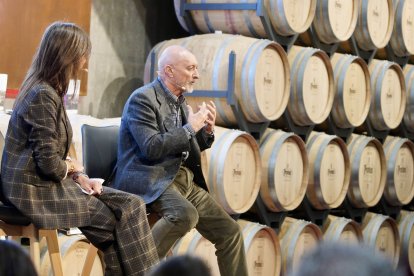 Los escritores Arturo Pérez-Reverte y María José Solano presentan en Bodegas Protos la nueva colección de obras de aventura de Zenda libros.