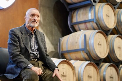 Los escritores Arturo Pérez-Reverte y María José Solano presentan en Bodegas Protos la nueva colección de obras de aventura de Zenda libros.