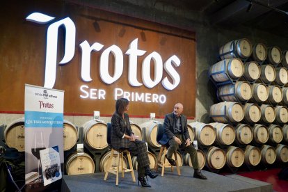 Los escritores Arturo Pérez-Reverte y María José Solano presentan en Bodegas Protos la nueva colección de obras de aventura de Zenda libros.