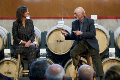 Los escritores Arturo Pérez-Reverte y María José Solano presentan en Bodegas Protos la nueva colección de obras de aventura de Zenda libros.