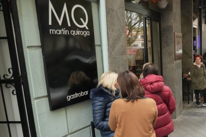 Cola en el restaurante Martín Quiroga para reservar mesa.