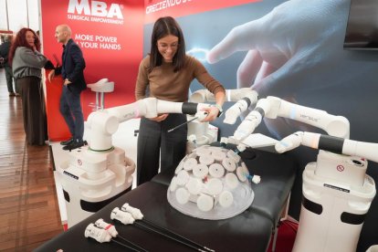 El nuevo modelo de robot quirúrgico Da Vinci presentado Reunión Nacional de Cirugía en Valladolid