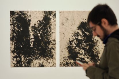 Dos obras, al fondo, de la nueva serie de Carlos León