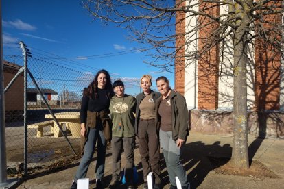 Las mejores damas clasificadas , con Mónica Ojeda , segunda por la izquierda, como campeona regional.