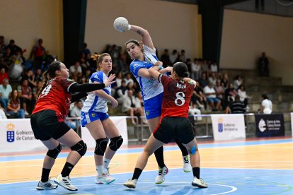 Imagen del duelo entre Zonzamas Plus Car Lanzarote y Caja Rural Aula Valladolid.