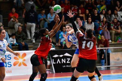 Imagen del duelo entre Zonzamas Plus Car Lanzarote y Caja Rural Aula Valladolid.