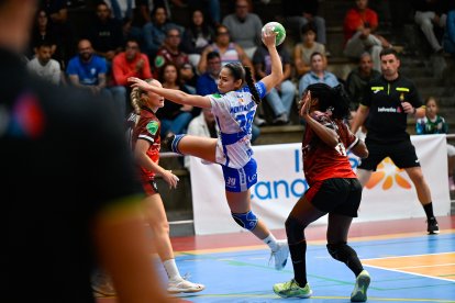 Imagen del duelo entre Zonzamas Plus Car Lanzarote y Caja Rural Aula Valladolid.