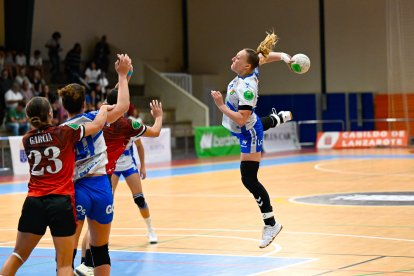 Imagen del duelo entre Zonzamas Plus Car Lanzarote y Caja Rural Aula Valladolid.