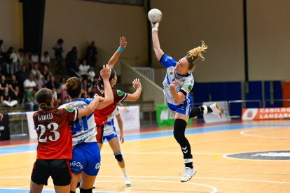 Imagen del duelo entre Zonzamas Plus Car Lanzarote y Caja Rural Aula Valladolid.