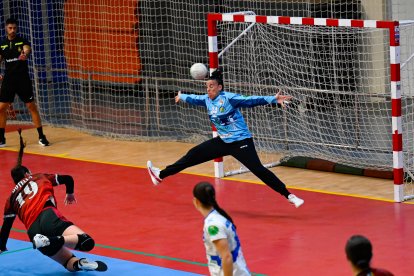 Imagen del duelo entre Zonzamas Plus Car Lanzarote y Caja Rural Aula Valladolid.