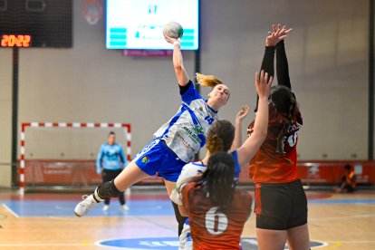 Imagen del duelo entre Zonzamas Plus Car Lanzarote y Caja Rural Aula Valladolid.