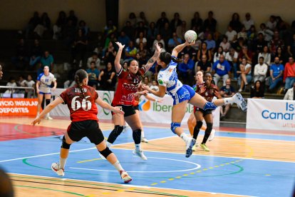Imagen del duelo entre Zonzamas Plus Car Lanzarote y Caja Rural Aula Valladolid.