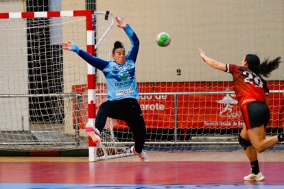 Imagen del duelo entre Zonzamas Plus Car Lanzarote y Caja Rural Aula Valladolid.