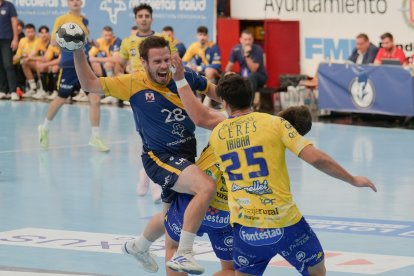 Imagen del derbi en Huerta del Rey entre el Recoletas y Tubos Aranda.