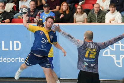 Imagen del derbi en Huerta del Rey entre el Recoletas y Tubos Aranda.