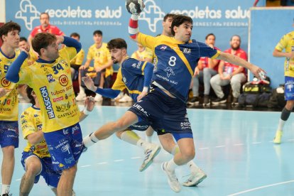 Imagen del derbi en Huerta del Rey entre el Recoletas y Tubos Aranda.