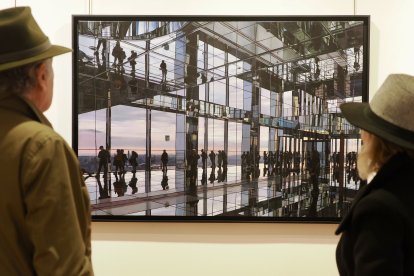 Dos personas contemplan 'Summit One Vanderbilt/NYC'