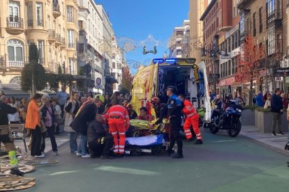 Desplome de un arco de Navidad en la calle Ordoño II de León en 2024.
