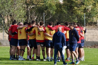 El 'XV del León' entrenando en los Campos de Pepe Rojo de Valladolid.