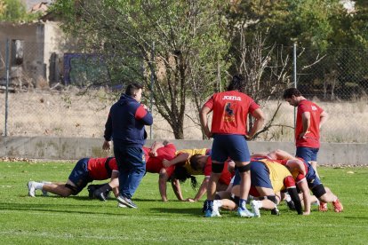 El 'XV del León' entrenando en los Campos de Pepe Rojo de Valladolid.