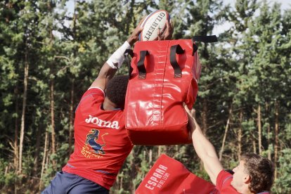 El 'XV del León' entrenando en los Campos de Pepe Rojo de Valladolid.