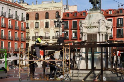 Comienzo de la instalación del belén en la plaza Mayor de Valladolid.
