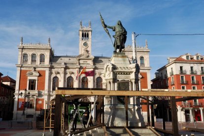 Comienzo de la instalación del belén en la plaza Mayor de Valladolid.