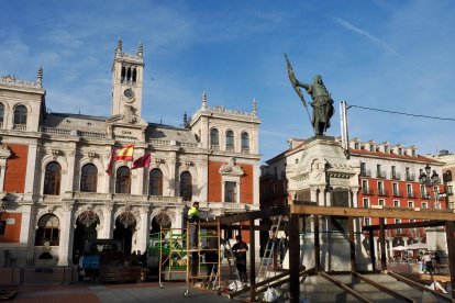 Comienzo de la instalación del belén en la plaza Mayor de Valladolid.