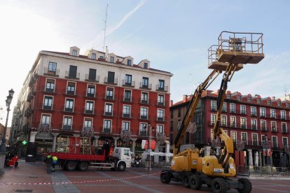 Comienzo de la instalación del belén en la plaza Mayor de Valladolid.